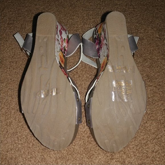 Bella Marie: HOLA Silver Floral Platform Wedge Sandals - Women's Size 7.5 - Picture 9 of 10